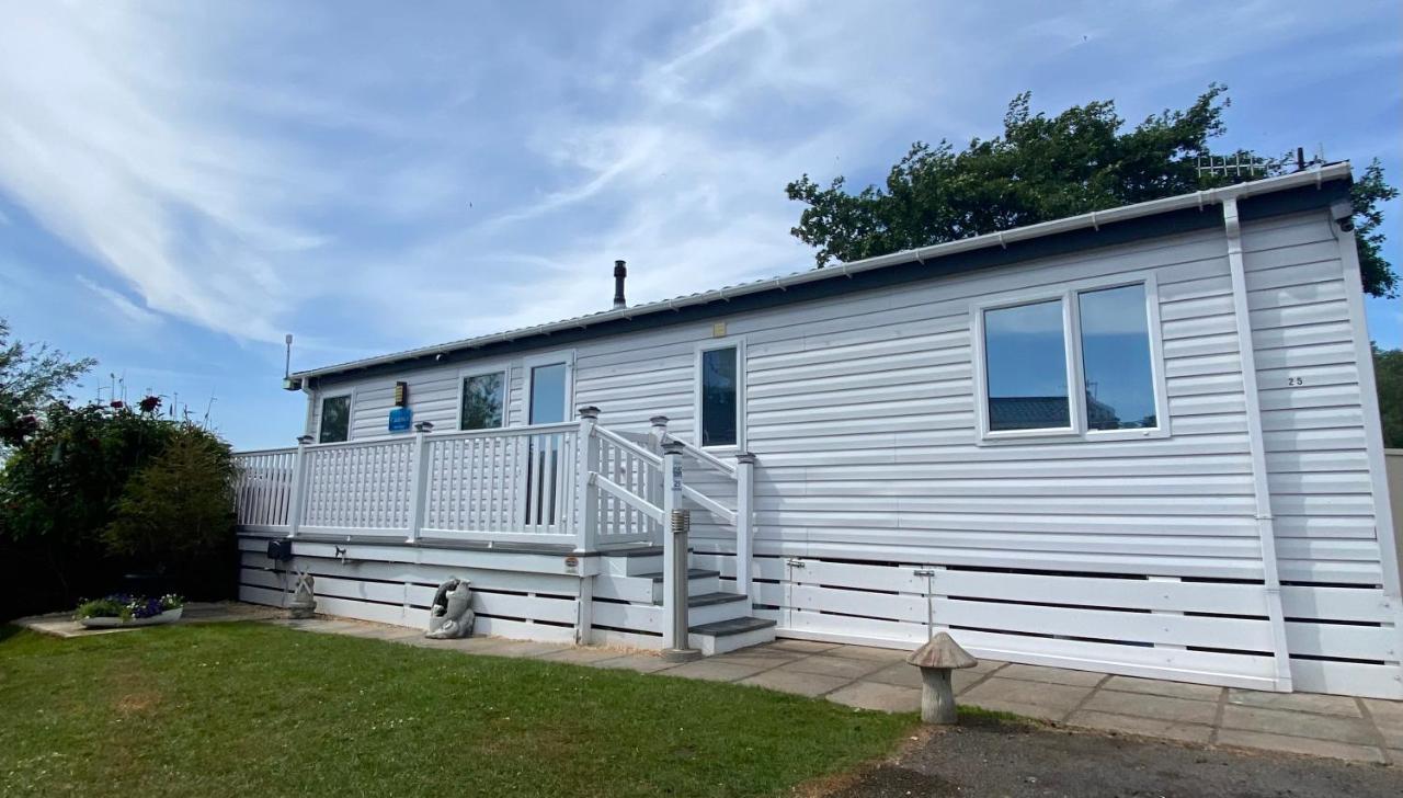 Lodge On The Lake At Lakeside Holiday Park Chichester Exterior photo